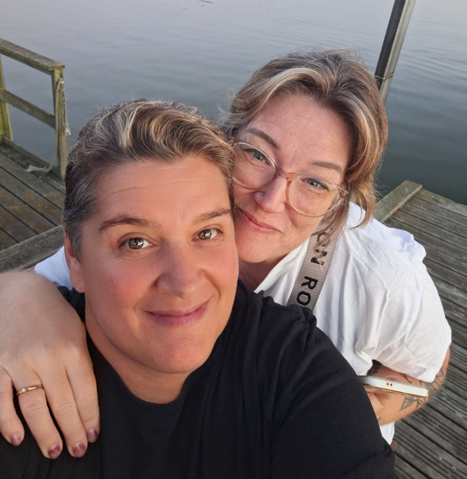 Photograph of Lenie Maré and Ninna Andersson by the water